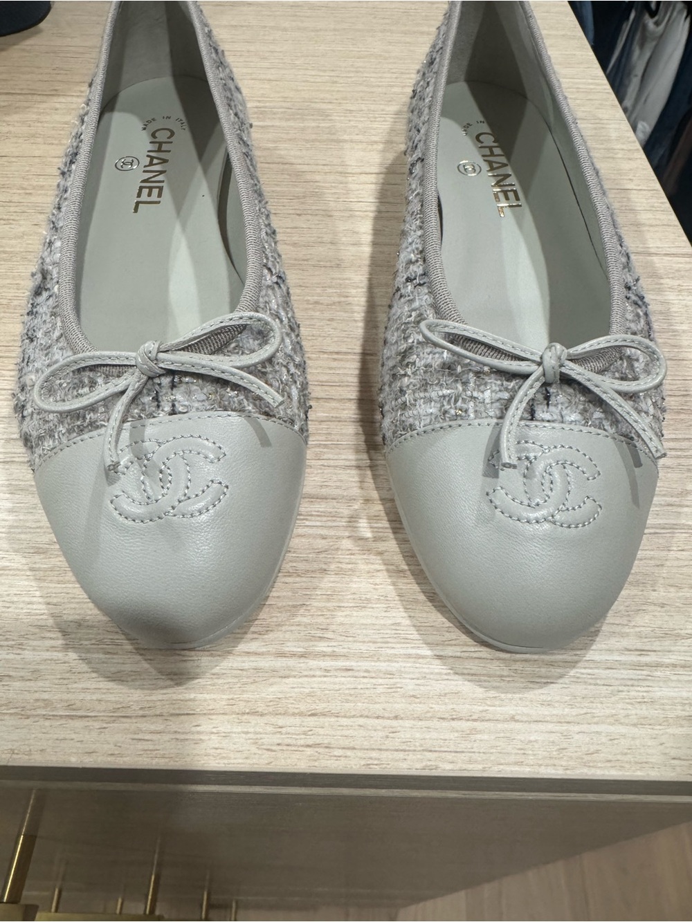 CHANEL Light Gray Tweed & Leather Bow Ballet Flats - Picture 3 of 13